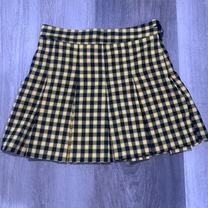 Never been worn before and the colors are yellow and black